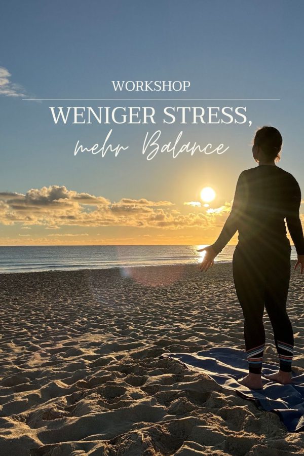 Workshop: Weniger Stress, mehr Balance. Frau steht in Bergposition Richtung aufgehender Sonne ausgerichtet auf dem Strand.