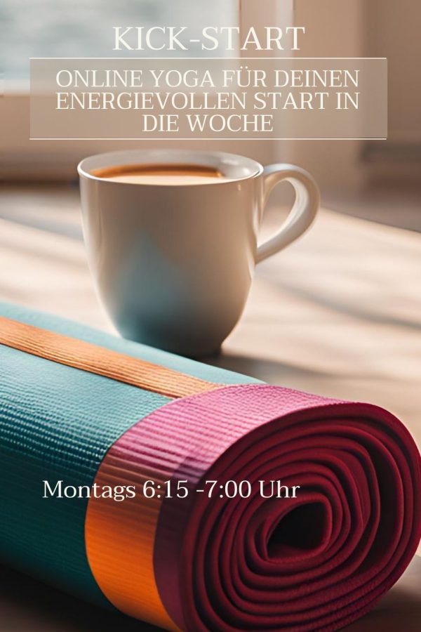 Yogamatte und Kaffeetasse auf einem Holzboden der von der Sonne angestrahlt word